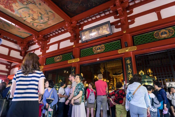 Zsúfolt emberek híres Tokyo templomban — Stock Fotó