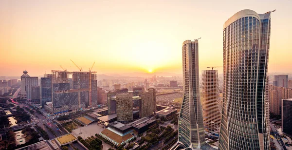 Moderne Gebäude in der Mitte der modernen Stadt — Stockfoto