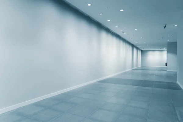 Порожній коридор в сучасному офісі — стокове фото