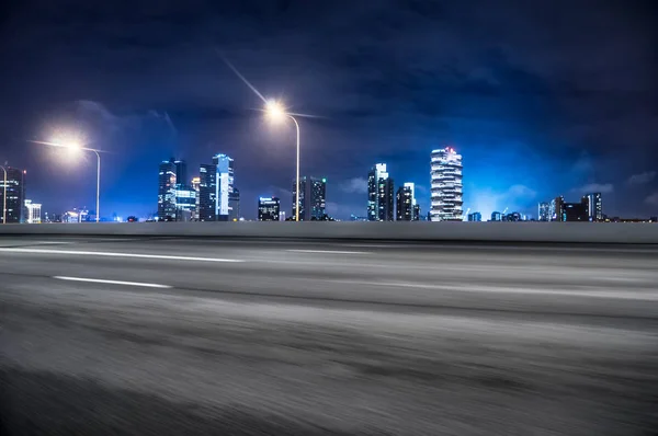 Camino vacío con paisaje urbano de la ciudad moderna — Foto de Stock