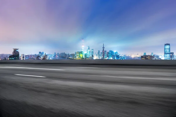 近代的な都市の町並みの空の道 — ストック写真