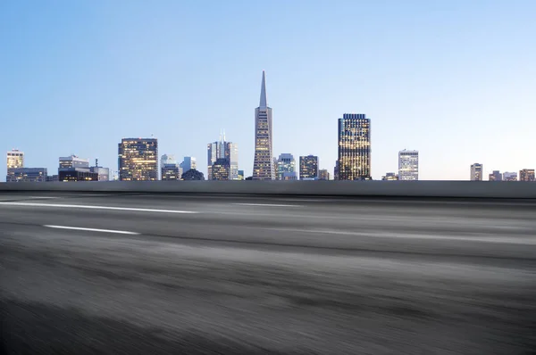 Empty road with cityscape of modern city — Stock Photo, Image