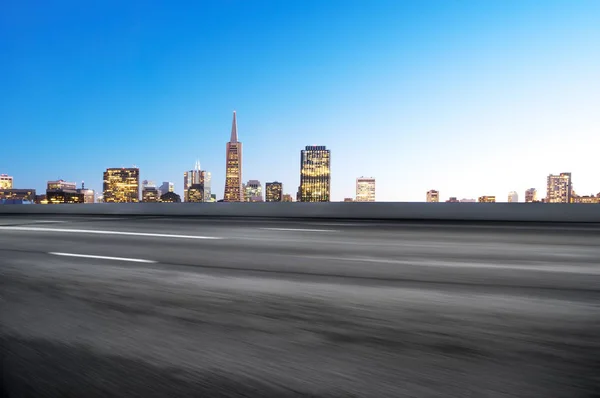 Empty road with cityscape of modern city — Stock Photo, Image