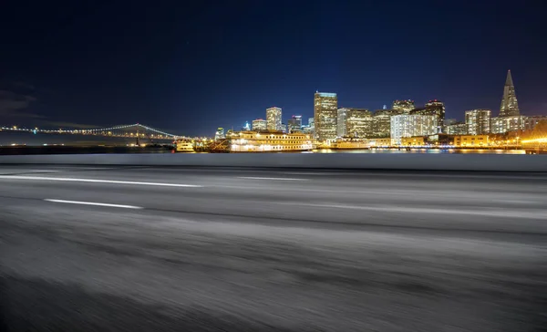 Strada vuota con paesaggio urbano della città moderna — Foto Stock