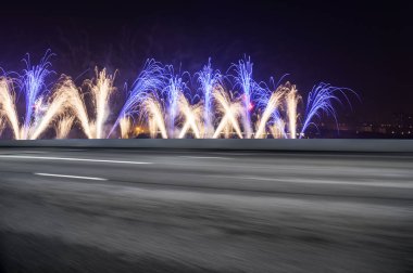 havai fişek ile modern şehir ile boş yol