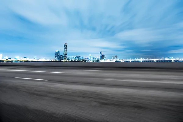 Strada vuota con paesaggio urbano della città moderna — Foto Stock