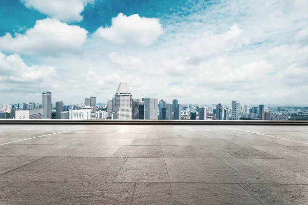 Prázdná podlaha s panoráma moderního města — Stock fotografie