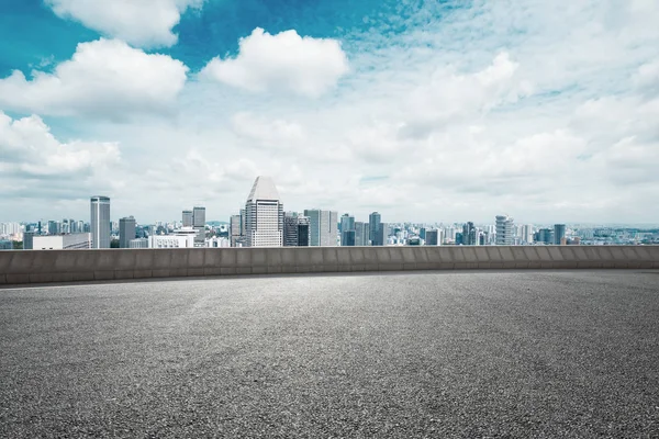 Estrada vazia com paisagem urbana da cidade moderna — Fotografia de Stock