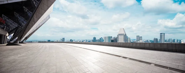 Plancher vide avec paysage urbain de la ville moderne — Photo