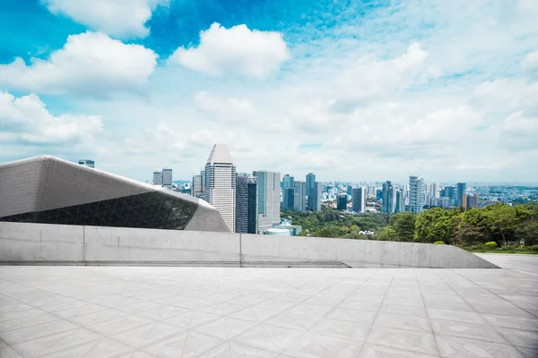 Piso vazio com paisagem urbana da cidade moderna — Fotografia de Stock