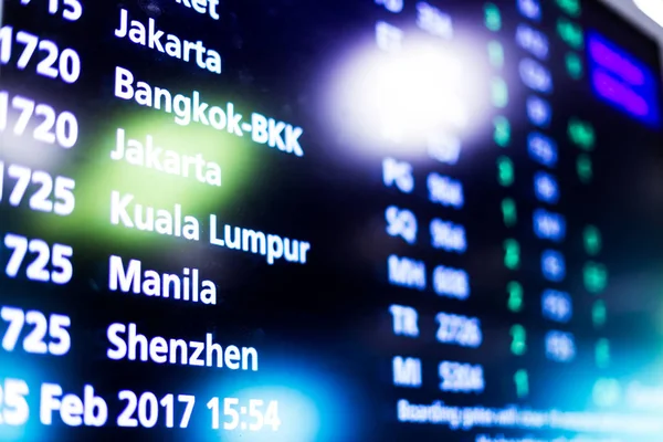 Bildschirm mit Fluginformationen im Flughafen — Stockfoto