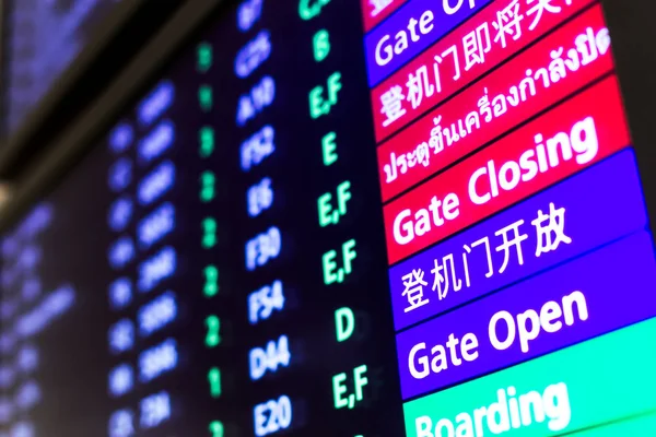 Tela com informações de voo no aeroporto — Fotografia de Stock
