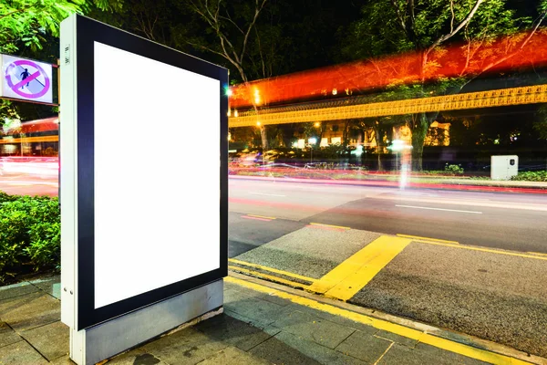 Boîte à lumière emtpy sur la rue en ville — Photo