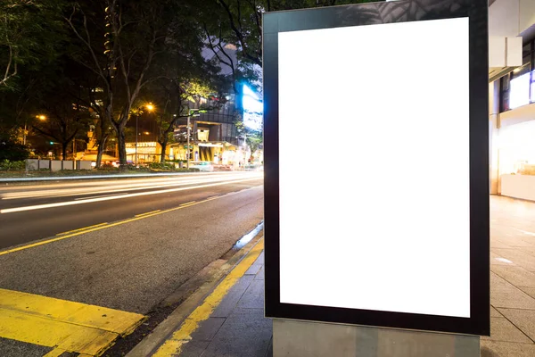 Boîte à lumière emtpy sur la rue en ville — Photo