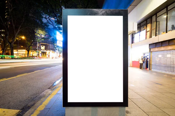 Boîte à lumière emtpy sur la rue en ville — Photo