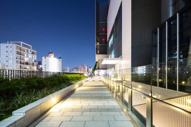 patika gece modern bina dışında