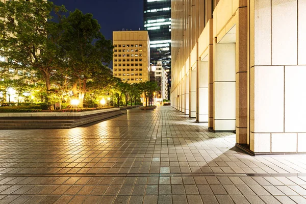 Fußweg vor modernem Gebäude nachts — Stockfoto