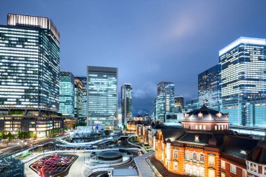alacakaranlıkta Tokyo merkezinde modern binalar