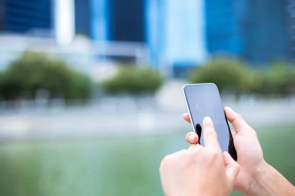 Manos masculinas con teléfono móvil —  Fotos de Stock