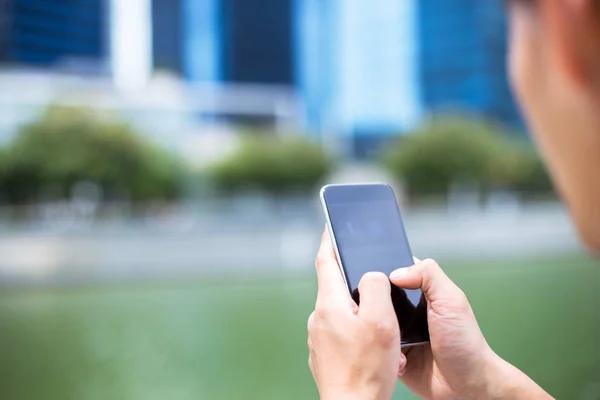 Manos masculinas con teléfono móvil — Foto de Stock