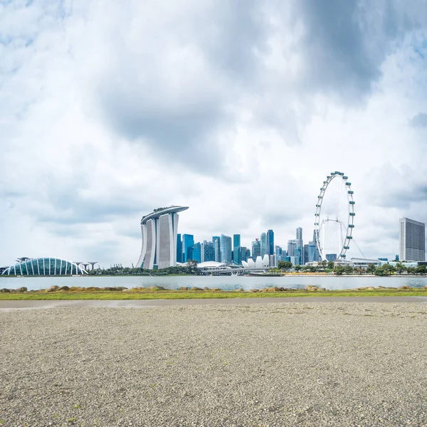 近代的な都市の景観と空き地 — ストック写真