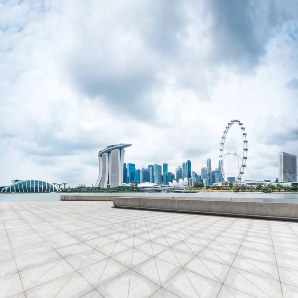 Lege verdieping met stadsgezicht van moderne stad — Stockfoto