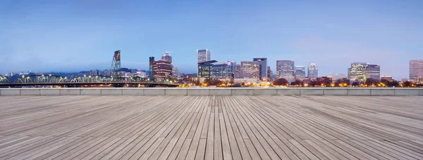 Piso de madeira com paisagem urbana da cidade moderna — Fotografia de Stock