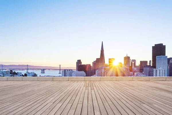 Piso de madera con paisaje urbano de la ciudad moderna — Foto de Stock