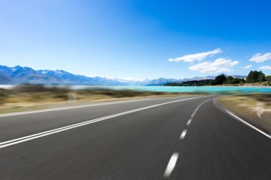 mavi deniz ile boş yol