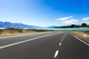 mavi deniz ile boş yol