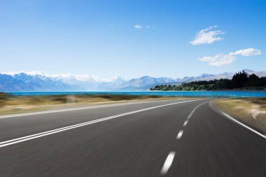 mavi deniz ile boş yol