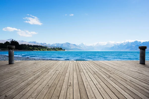 Dřevěná podlaha s modrým mořem — Stock fotografie