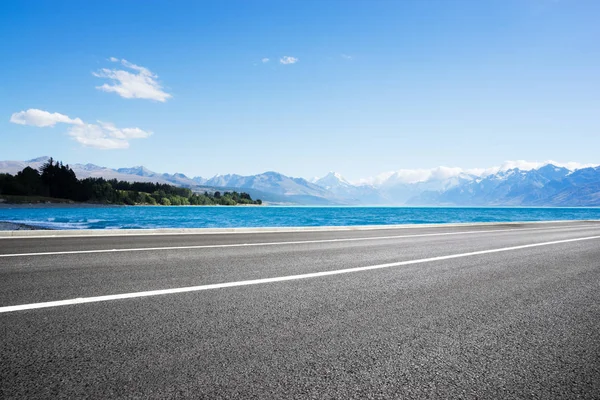 Empty road with blue sea — Stock Photo, Image