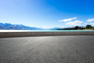 mavi deniz ile boş yol