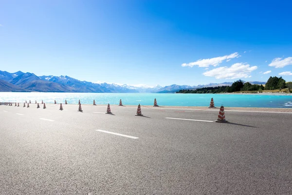 Empty road with blue sea — Stock Photo, Image