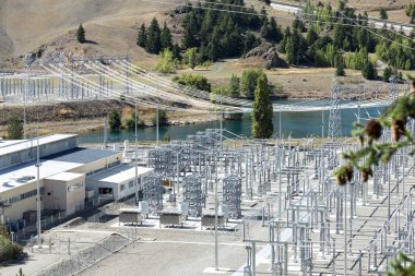 güç iletimi istasyonu Nehri yakınında 