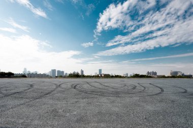 Boş yol ile modern şehir