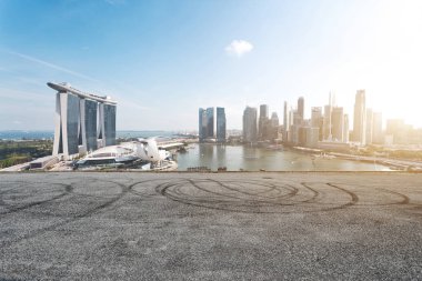 Boş yol ile modern şehir