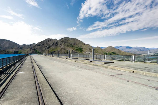 Weg op concrete dam — Stockfoto