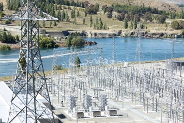 güç iletimi istasyonu Nehri yakınında 