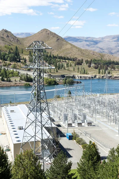 Estación de transmisión de energía cerca del río — Foto de Stock