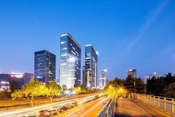 Concurrida carretera con edificios modernos —  Fotos de Stock