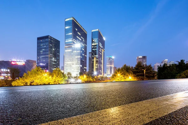 Empty road with modern buildings — Stock Photo, Image