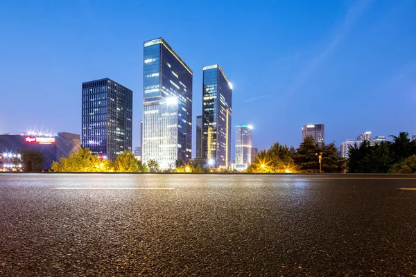 Empty road with modern buildings — Stock Photo, Image