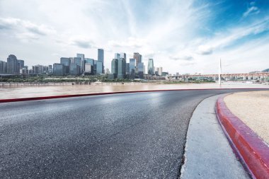 Chongqing cityscape ile boş yol