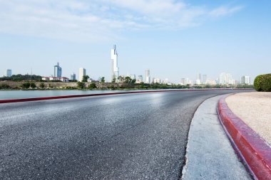 Boş yol ile modern şehir