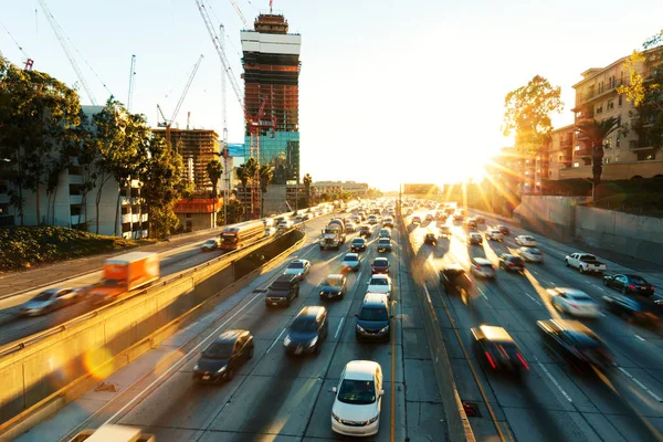 El tráfico por carretera en la ciudad moderna — Foto de Stock