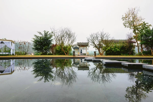 Sabahları sakin göl güzel manzara