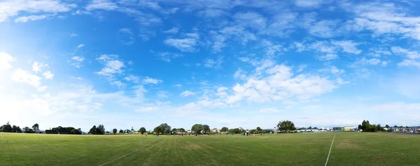 Landschaft Aus Grünem Rugby Feld Blauem Himmel — Stockfoto