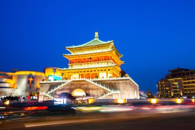 Antik Bina kalabalık yolun gece sahne 